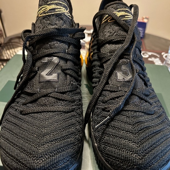 New Lebron 16 I’m King shoes 👟 I had these since 2018 - Picture 5 of 12